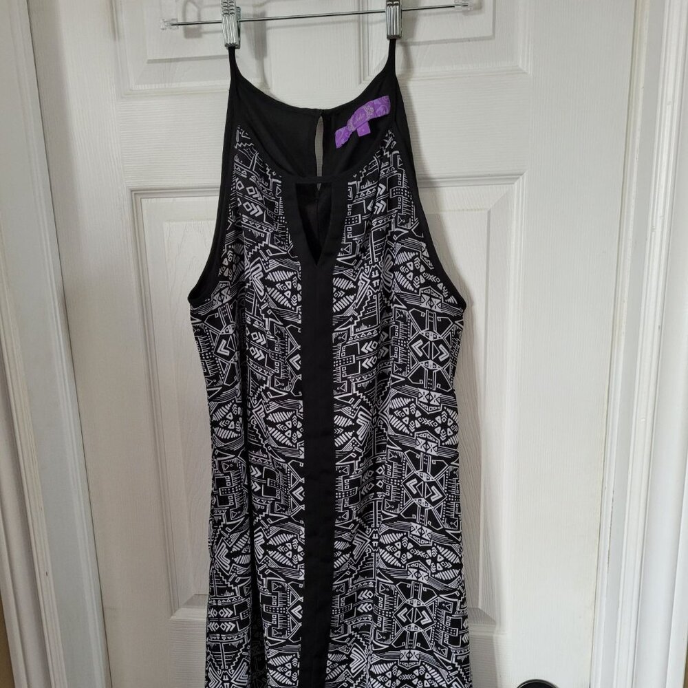 Jolie - Black & White Geometric Print - Keyhole neckline